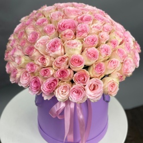 Композиция в шляпной коробке из 151 розы кения в Краснознаменске