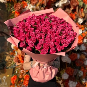 Букет "Необыкновенная" из 101 малиновой розы (60 см) в Краснознаменске