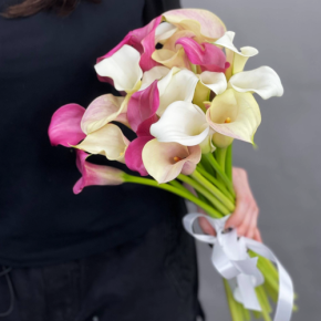 Букет из 21 каллы микс в Краснознаменске