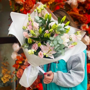 Букет "Моё лето" из ароматных пионовидных лилий и махровых эустом в Краснознаменске