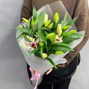 Монобукет из 3 бело-розовых лилий в Краснознаменске