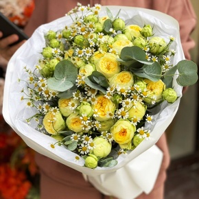 Букет "Иветта" из лимонных пионовидных кустовых роз и ромашек в Краснознаменске