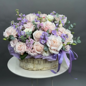 Композиция в корзине из французских роз и ароматных маттиол в Краснознаменске