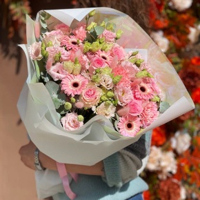 Букет "Мадрид" из гербер, эустом, роз и диантусов в Краснознаменске