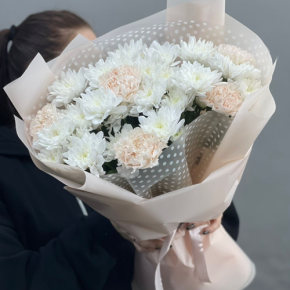 Букет из хризантем и диантусов пудра в Краснознаменске