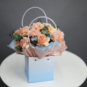 Стильная композиция в сумочке из диантусов и эвкалипта в Краснознаменске
