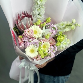 Букет "Минор" из протеи, ароматных маттиол, эустом, гербер и дельфиниума в Краснознаменске
