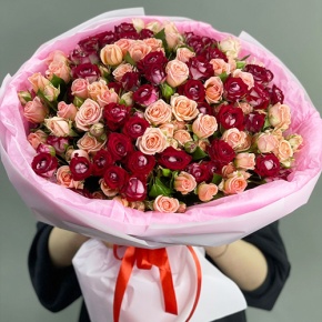 Букет "Рубиновый гранит" из 35 кустовых роз микс (50 см) в Краснознаменске