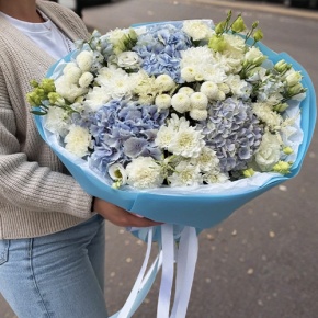 Букет "Голубые облака" из хризантемы, диантусов, Голландской гортензии, дельфиниума и эустомы в Краснознаменске