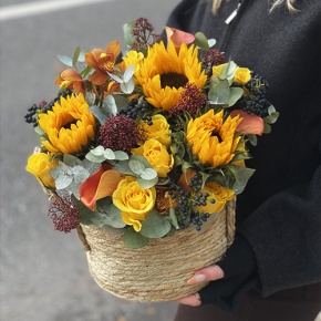 Композиция в сумке "Тональность" из подсолнухов, калл, ягод вибирнума, лимонных роз, скиммии и орхидеи в Краснознаменске