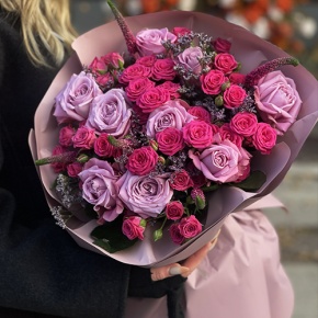Букет "Малиновый вечер" из кустовых малиновых роз, вероники, лимониума и роз Меритим в Краснознаменске
