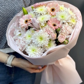 Букет "Дружба" из хризантемы, пионовидной лилии, гербер, диантусов и кустовых роз в Краснознаменске