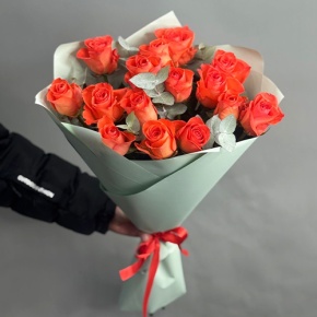 Букет из 15 морковных роз с эвкалиптом (50 см) в Краснознаменске