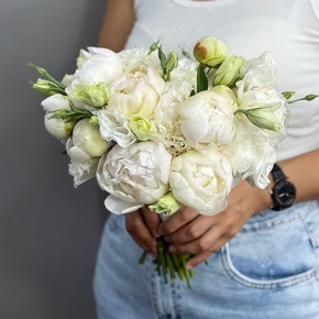 Свадебный букет из эустом и пионов в Краснознаменске