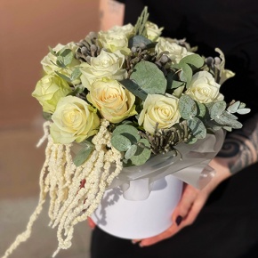 Композиция в шляпной коробке "Чудное мгновение" из 13 роз, эвкалипта, брунии и амарнтуса в Краснознаменске