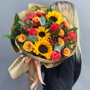 Букет "Ричи" из подсолнухов, альстромерий, гиперикума, роз, скиммии и диантусов в Краснознаменске