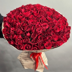 Букет 101 красная роза Кения в крафте (50 см) в Краснознаменске