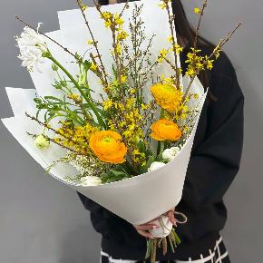 Весенний букет с желтыми ранункулюсами и цветущими ветками форзиции в Краснознаменске