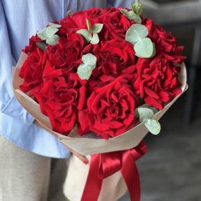 Букет "Красная пантера" из 13 роз Эквадор и эвкалипта в Краснознаменске