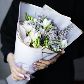 Ароматный весенний букет из фрезий, нарциссов, вероники и генисты в Краснознаменске