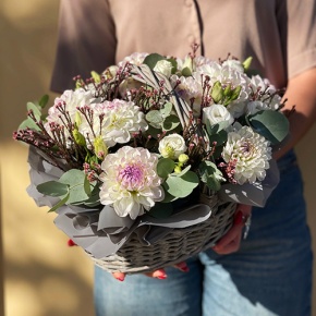 Композиция в корзине "Сюзи" из георгин, эустом и капса в Краснознаменске