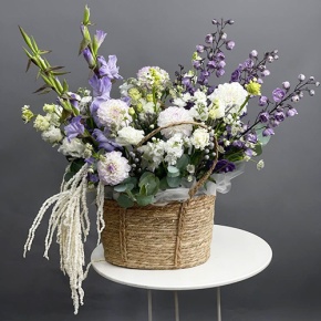 Композиция в сумке "Вдохновение" из дельфиниума, георгин, маттиол, гладиолусов и эустом  в Краснознаменске