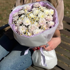 Букет "Нежный взгляд" из кустовых хризантем и ромашек в Краснознаменске