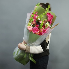 Букет "Карнавал" из гладиолусов, орнитогалума, альстромерий, пионовидных роз, вибирнума и молюцеллы в Краснознаменске
