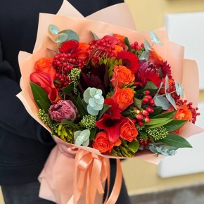Букет "Красный закат" из калл, роз, калины, скиммии, гиперикума, сафари, гербер и капса в Краснознаменске
