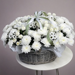 Композиция в корзине "Снежная лавина" из хризантем в Краснознаменске