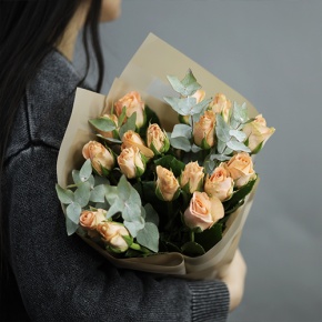 Букет "Абрикос" из 17 роз кения с эвкалиптом (40 см) в Краснознаменске