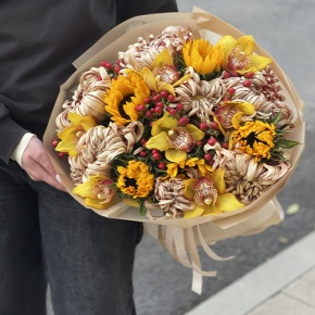 Букет "Биркин" из подсолнухов, орхидей, гиперикума, хризантем Виена в Краснознаменске
