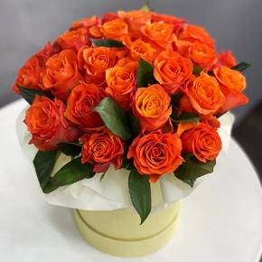 Композиция в шляпной коробке из 25 роз огненных роз в Краснознаменске