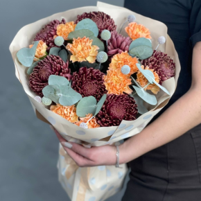 Букет "Персиковый раф" из хризантем Бигоуди, краспедии и диантусов в Краснознаменске