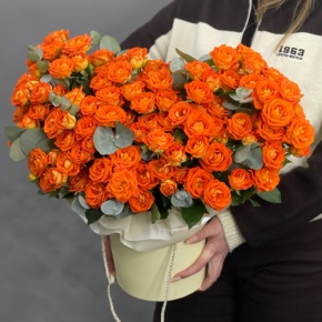 Композиция в шляпной коробке "Закат" из кустовых роз и эвкалипта в Краснознаменске