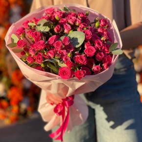 Букет из 15 кустовых малиновых роз и эвкалипта (40 см) в Краснознаменске
