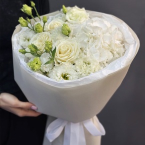 Букет "Нега" из Голландской гортензии, роз и эустом в Краснознаменске