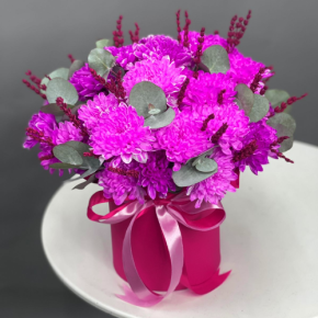 Композиция в шляпной коробке "Магия розового" из хризантем и лаванды в Краснознаменске