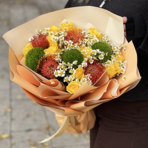 Букет "Зельда" из диантусов Lux, лимонных роз, лейко и ромашек в Краснознаменске