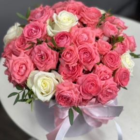 Композиция в шляпной коробке из белых и кустовых коралловых роз в Краснознаменске