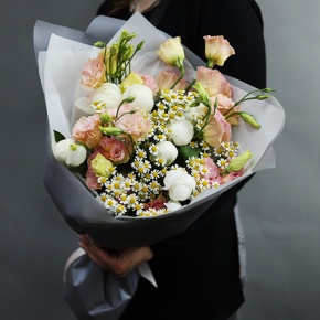 Букет из пионов, эустом и ромашек в Краснознаменске