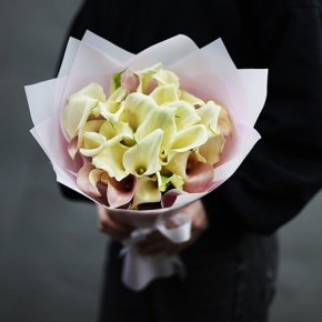 Букет из 25 калл нежный микс в Краснознаменске