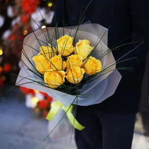 Букет "Еллоу" из 9 ярких роз с берграссом (70 см) в Краснознаменске