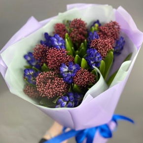 Букет "Твой яркий день" из гиацинтов и скиммии в Краснознаменске