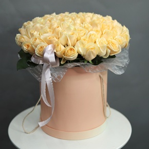 Композиция в шляпной коробке из 101 кремовой розы в Краснознаменске