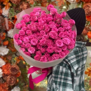 Букет из 35 малиновых кустовых пионовидных роз (60 см) в Краснознаменске