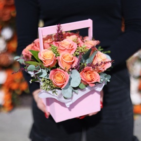 Композиция в ящике из роз Мисс Пигги и капса в Краснознаменске