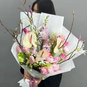 Авторский букет с антуриумами, ранункулюсами и цветущими ветками магнолии в Краснознаменске