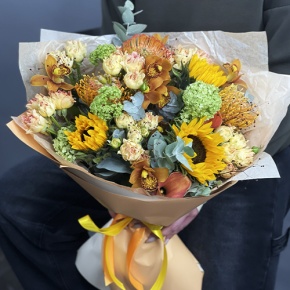 Букет "Сочиняй мечты" из подсолнухов, лейко, вибирнума, орхидей, калл, кустовых роз и талинума в Краснознаменске