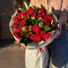 Букет "Всё возможно" из кустовых роз, скиммии, роз Эль Торо и рускуса в Краснознаменске